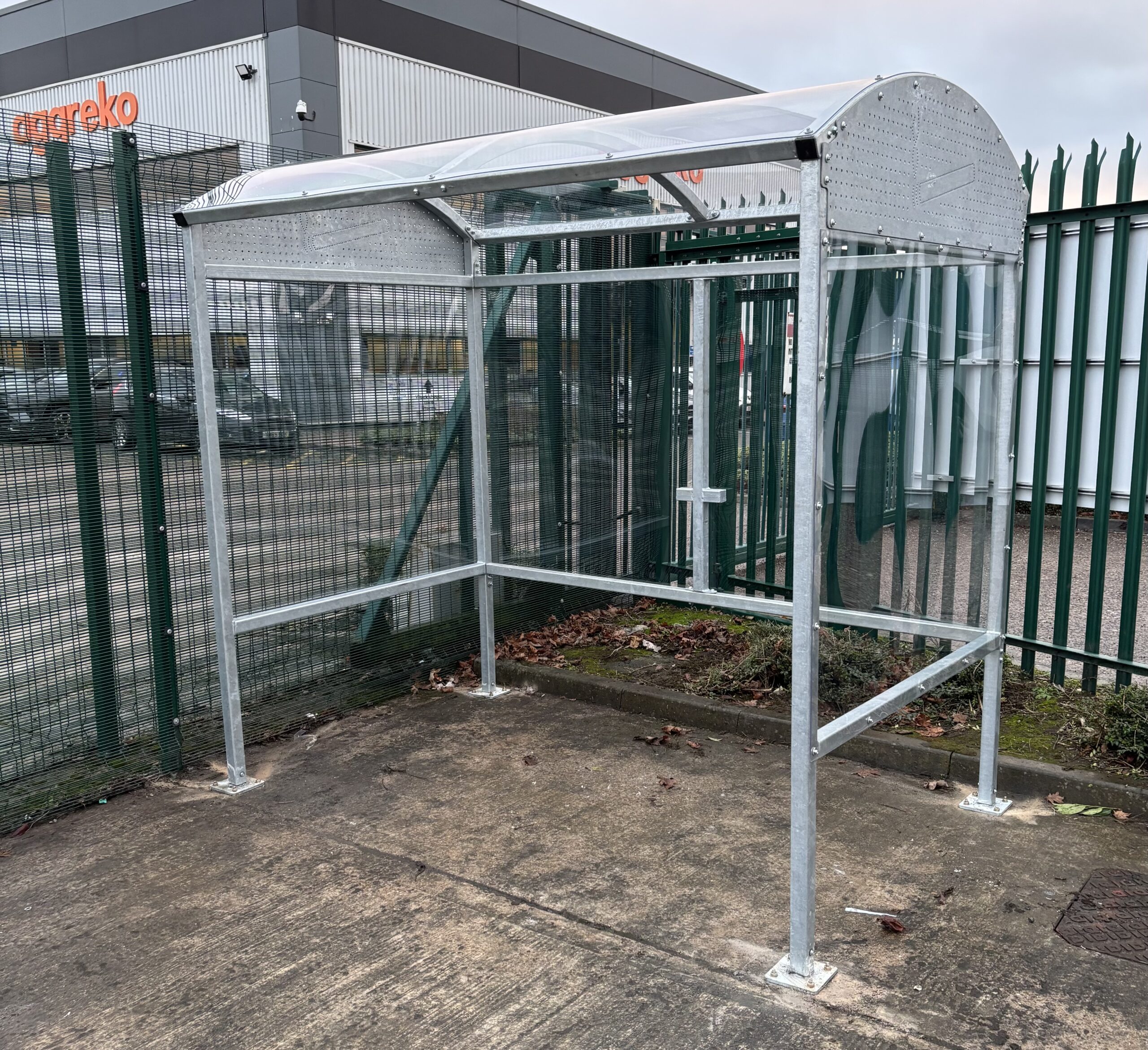 Smoking & Vaping Shelter 6 person Alpha